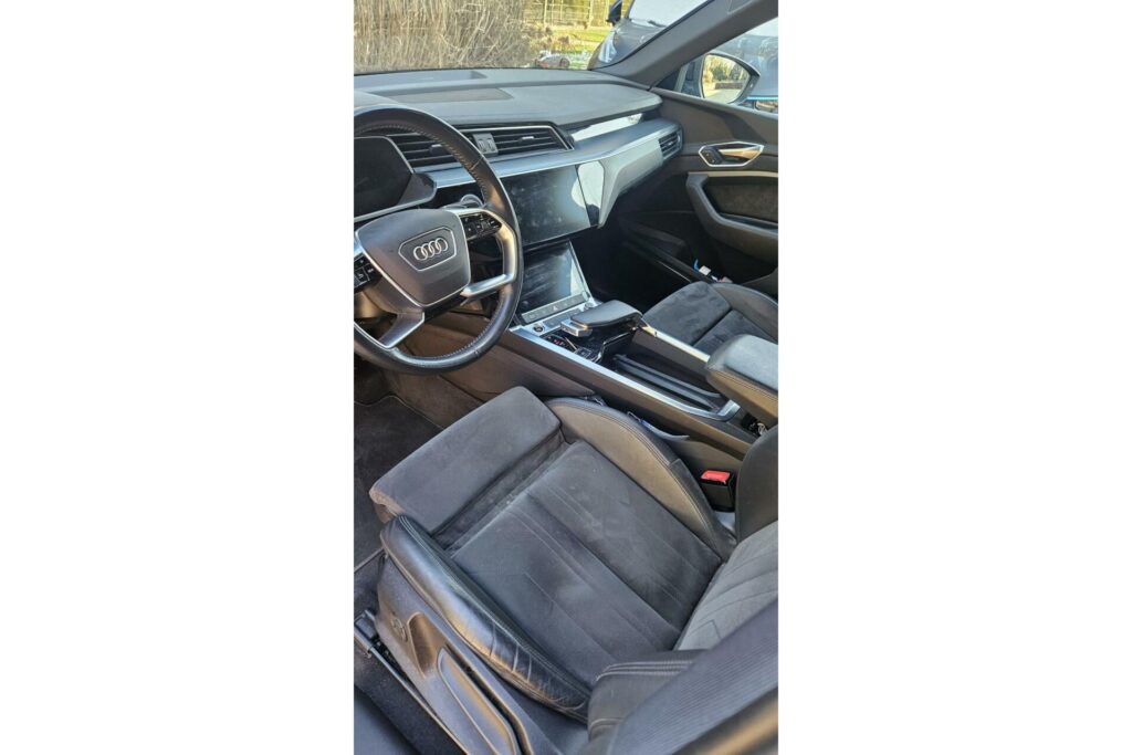 Audi e-tron Sportback 55 quattro Business edition 95 kWh Met zomer 21 inch en Wintervelgen 19 inch